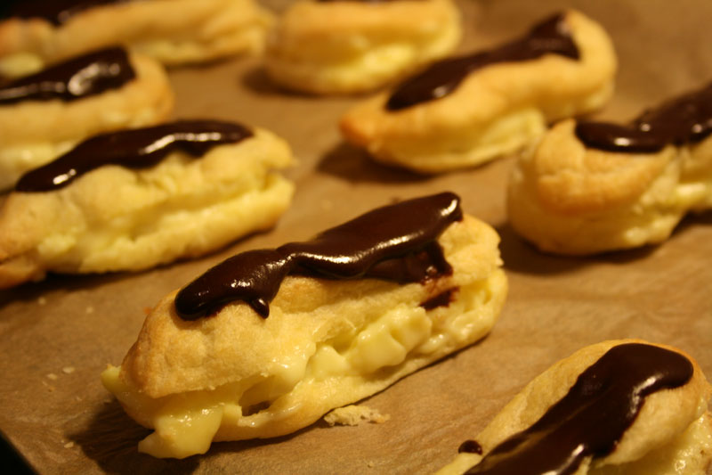 De éclair stamt waarschijnlijk uit het Frankrijk van de 18e eeuw en is mogelijk bedacht door de kok Marie-Antoine Carême.