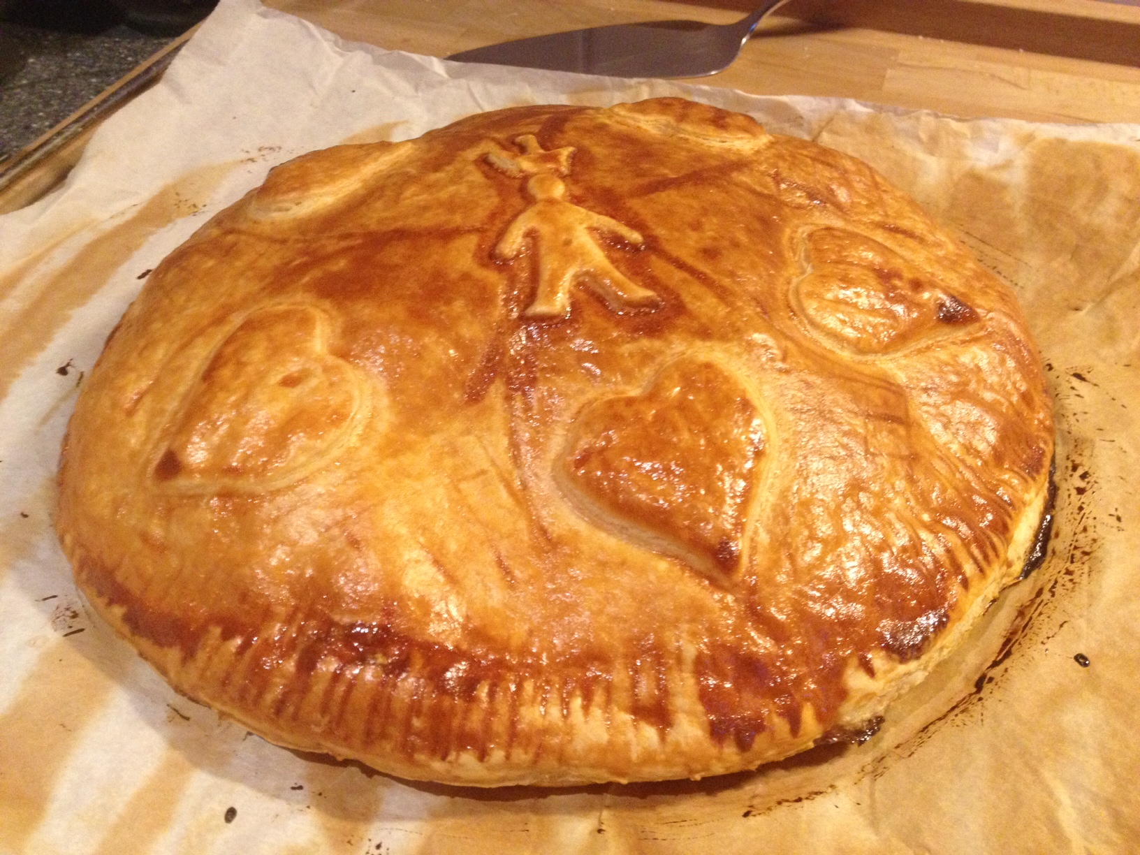 Deze koningentaart met frangipane is een bladerdeegtaart met amandelcrèmevulling.