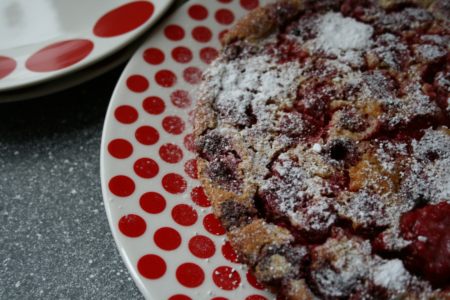 De clafoutis komt van oorsprong uit de Franse streken en wordt daar altijd gemaakt met kersen, maar je kan ook wel ander fruit gebruiken.