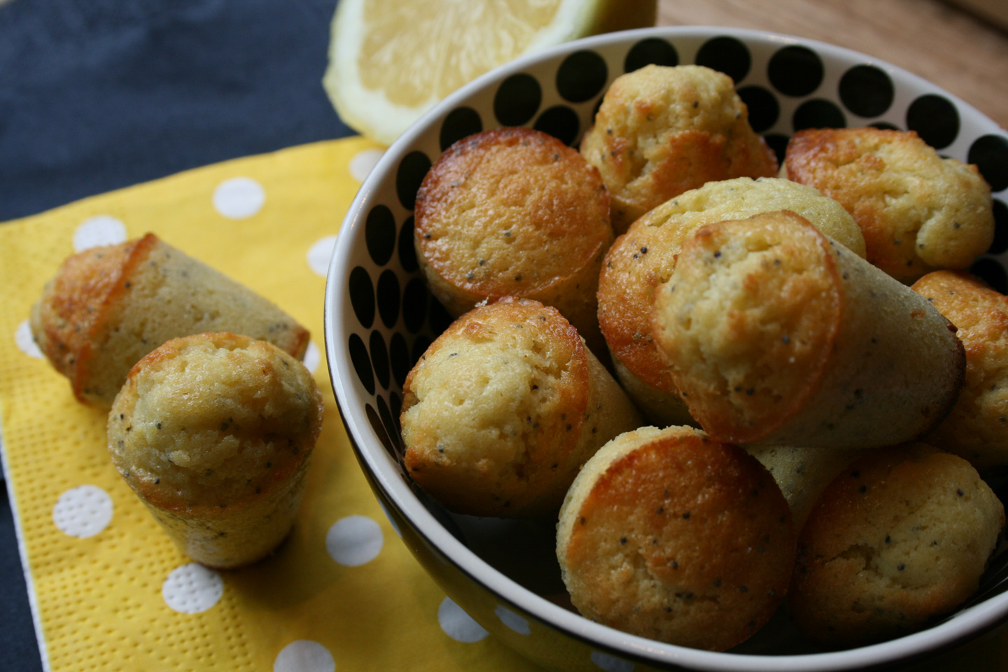 Een heerlijk citroencakeje met maanzaadjes, lekker bij een kopje thee. Fris en simpel te maken.